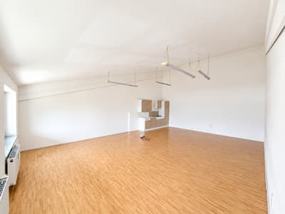 Modernes, lichtdurchflutetes Büro mit Parkett & Einbauküche – ideal für kleine Teams — Bild 2