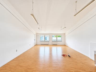 Modernes, lichtdurchflutetes Büro mit Parkett & Einbauküche – ideal für kleine Teams — Bild 3