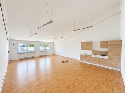 Modernes, lichtdurchflutetes Büro mit Parkett & Einbauküche – ideal für kleine Teams — Bild 4