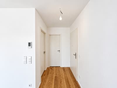 Großzügige 2,5-Zimmer Wohnung mit schöner Loggia zu vermieten! — Bild 3