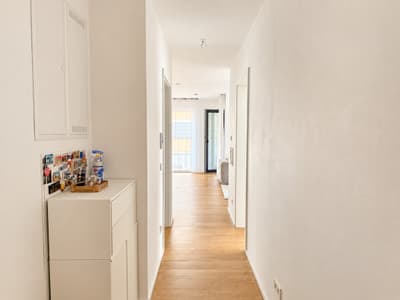 Lichtdurchflutete Wohnung mit modernem Wohnambiente und sonnigem Balkon — Bild 2