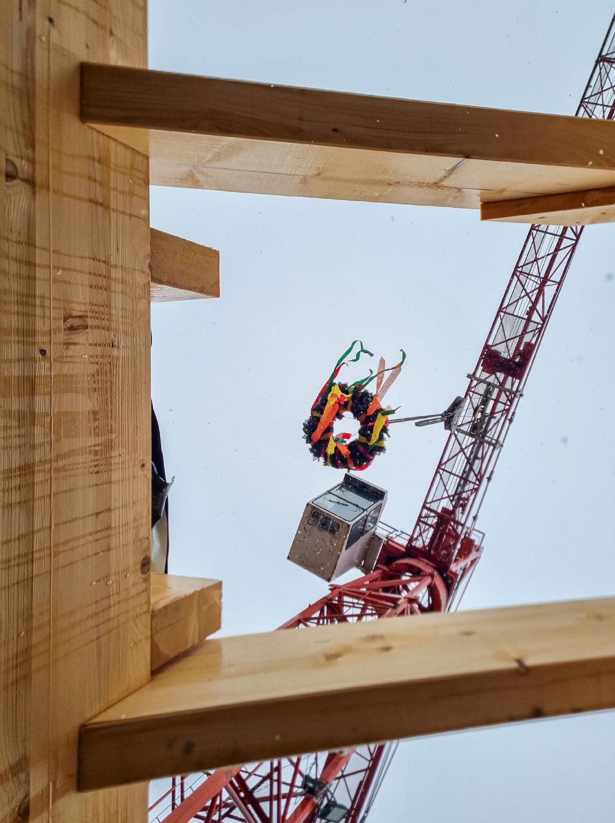 Richtkranz über einem Rohbau der Neufeld Bau GmbH & Co. KG