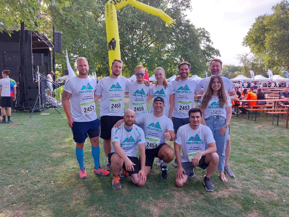 Belegschaft der Neufeld Gruppe beim Firmenlauf
